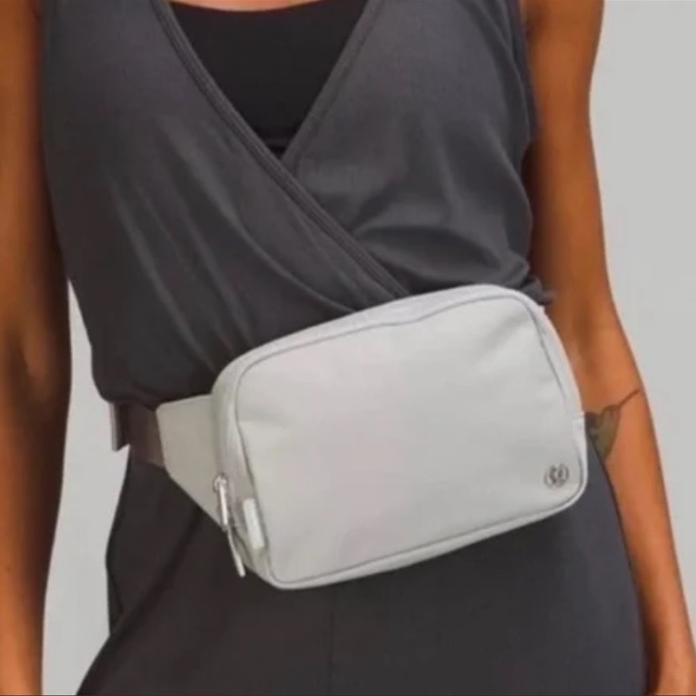 Lululemon Everywhere Belt Bag Large- Silver Drop